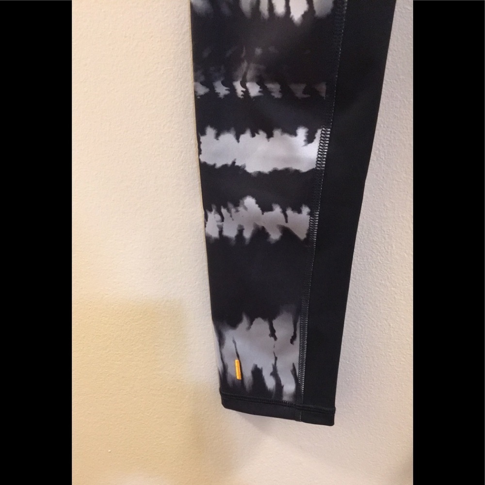 lucy Studio Hatha Black and White Tie-Dye Leggings ah. - Picture 6 of 11
